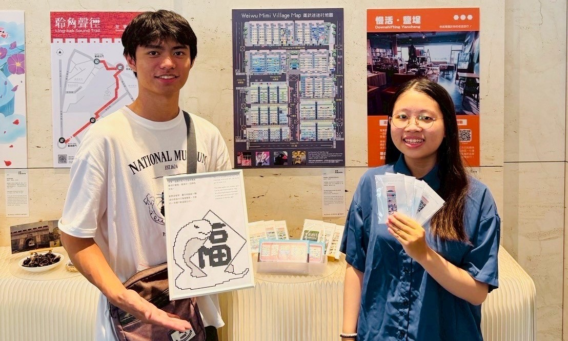潘坤松(左)與蔡孟妤(右)創作具互動特色的《像素獵遊：衛武迷迷村的色彩碎片》。   圖：高科大創新設計學院/提供