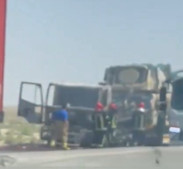 以色列空軍發現數輛武器卡車，其中包括一輛載有地對空飛彈發射器的卡車，正從伊朗西部駛往德黑蘭，以躲避空襲。這些卡車和發射器在定點空襲中被摧毀。 圖：翻攝自 X OSINTtechnical 