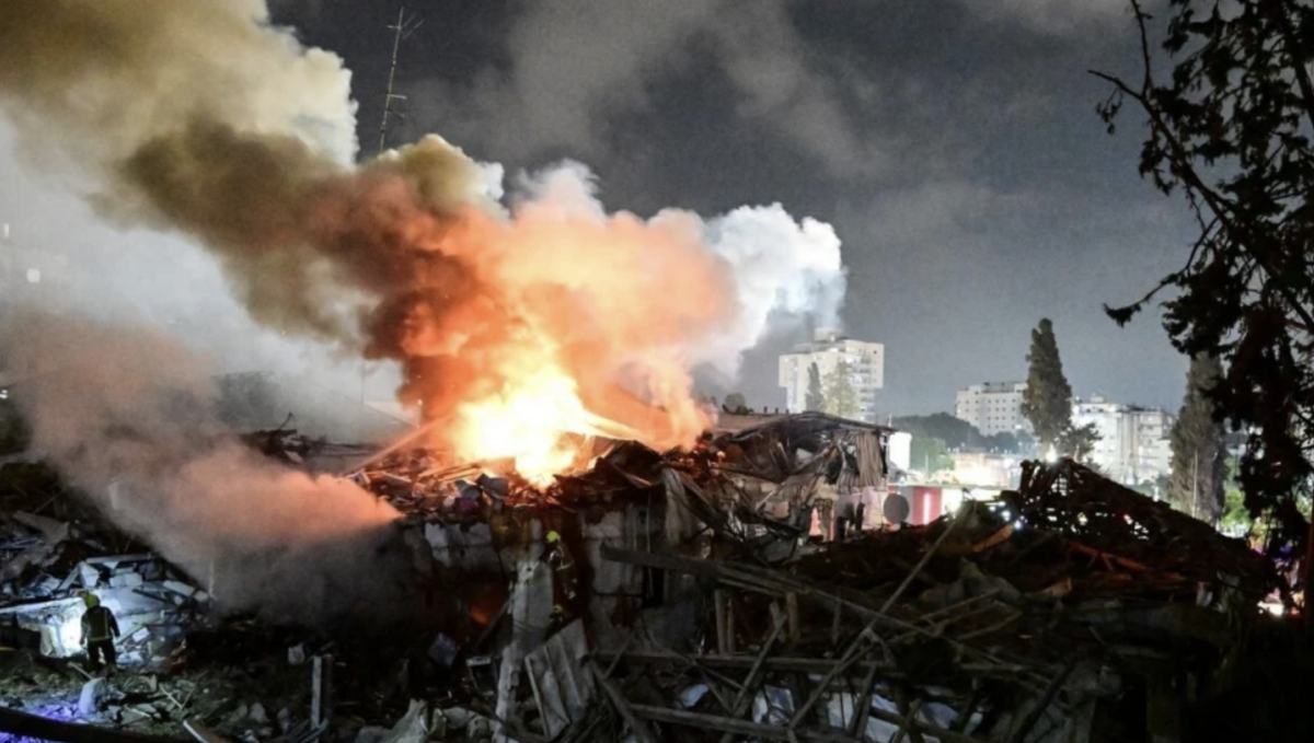  伊朗於15日凌晨向以色列發射約50枚彈道導彈，其中多枚命中特拉維夫地區，造成多人受傷、數百棟建築受損。 圖：翻攝自 青松解局 