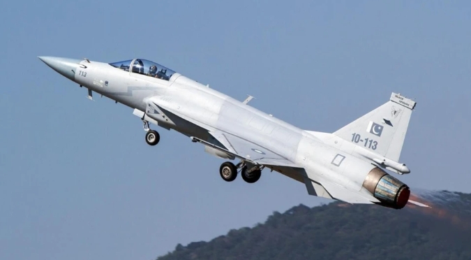  中國與巴基斯坦合作生產的「梟龍戰機」。 圖 :擷取自軍武大V 
