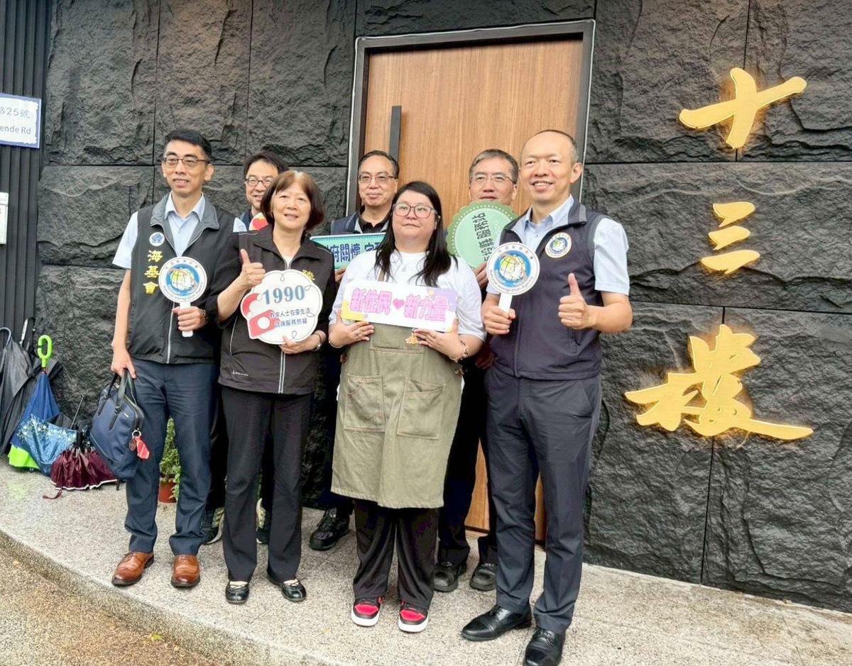 陸委會參事楚恆惠(左二)與來自澳門的新住民馮展玲等人合影。   圖：台港經濟文化合作策進會提供