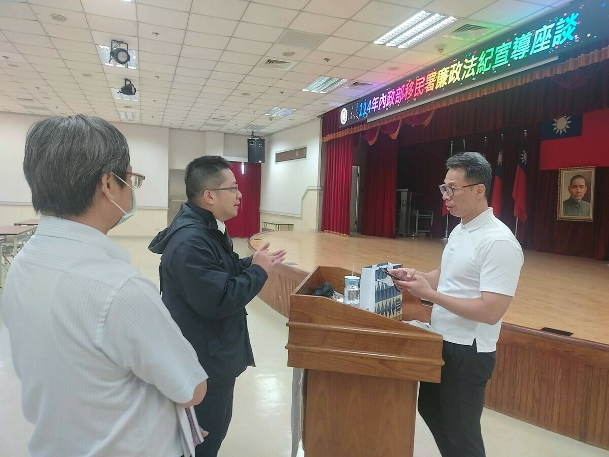 移民署同仁會後向徐檢察官請益交流。 圖:移民署提供