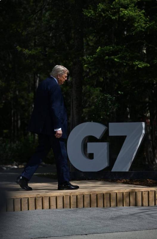  美國總統川普近日出席G7峰會，會議上卻頻頻精神狀態不佳，甚至出現言語混亂、情緒不穩的表現。 圖：翻攝自 X 