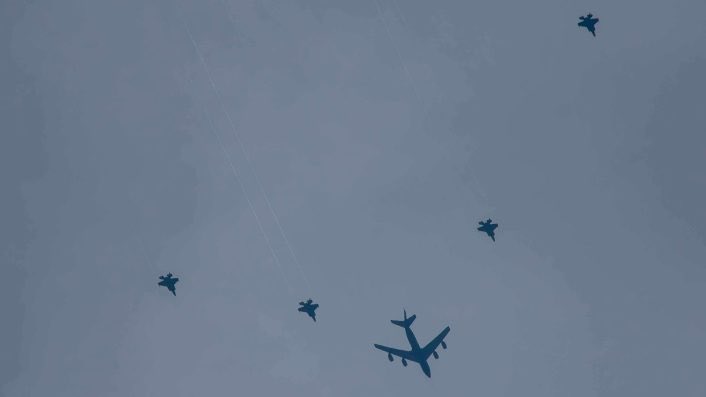  美國空中加油機正護送4架美國空軍F-35「閃電」匿蹤戰機，南下飛越英國上空。 圖：翻攝自X @OSINTtechnical 