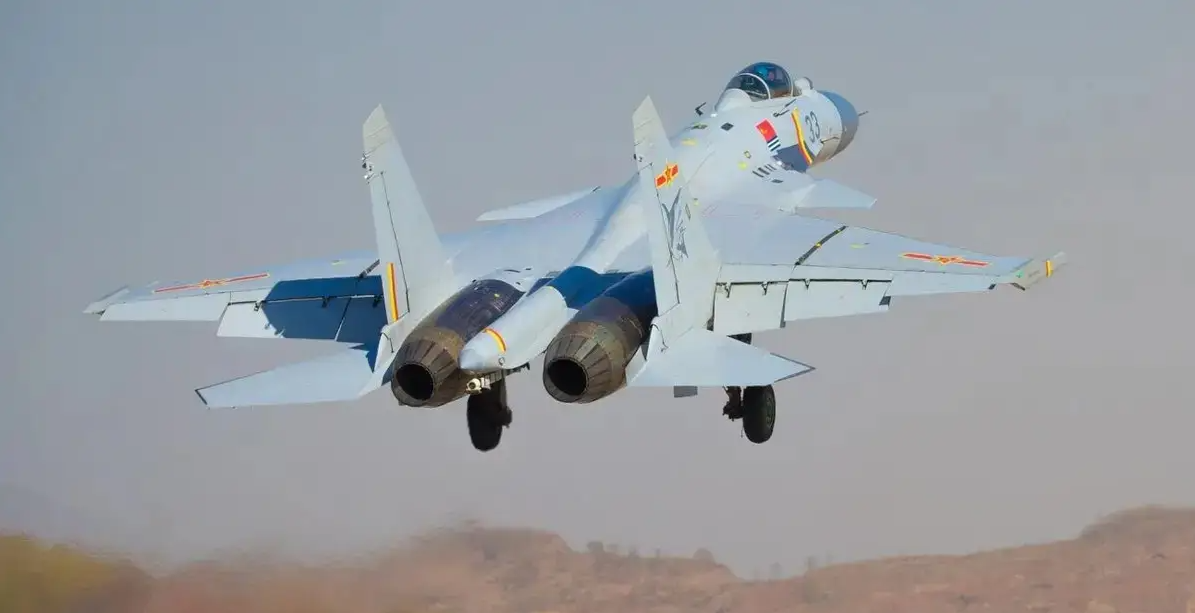 面對中國軍事動作，日本自衛隊迅速派出驅逐艦與巡邏機抵近監控。中方則出動殲-15 艦載戰機果斷攔截，並切斷日機航線，迫使其緊急轉向，最終日方對此提出抗議。 圖:翻攝自百度
