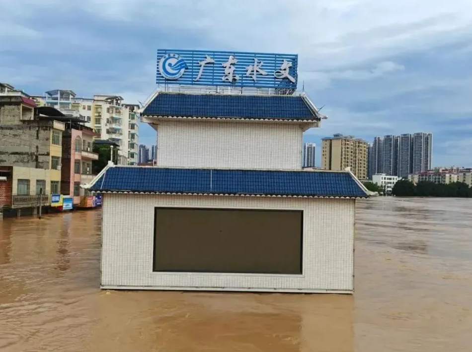 整個懷集縣城道路積水淹頂，通往綏江方向幾乎無一倖免。 圖:翻攝自DV現場