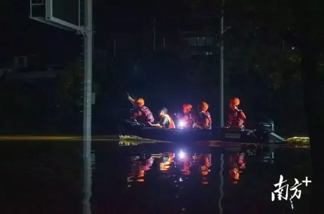 整個懷集縣城道路積水淹頂，通往綏江方向幾乎無一倖免。 圖:翻攝自DV現場