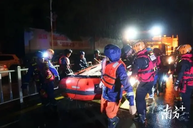 藍天救援隊共出動 8 艘船、20 人，在一夜之間執行 17 次任務，成功救援 82 名群眾。 圖:翻攝自DV現場