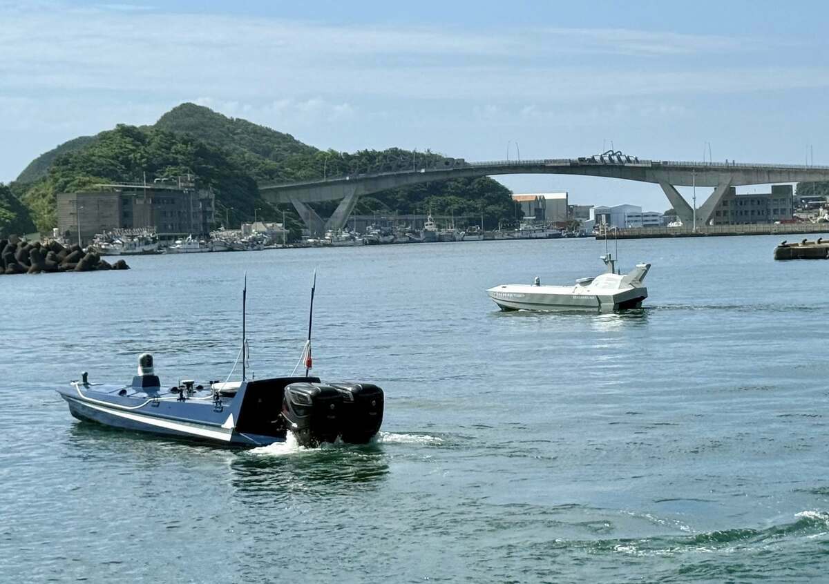 中科院舉辦「國內外廠商水面無人載具公開展示」。雷虎科技、碳基科技及龍德造船參與動態展示。較遠處為雷虎科技「海鯊800」無人艇；較近處為龍德造船「黑潮」無人船。   圖：翻攝「臉書」國家中山科學研究院公共關係室粉絲專頁