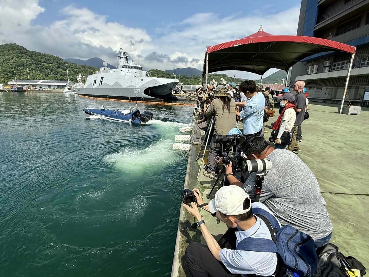 中科院舉辦「國內外廠商水面無人載具公開展示」。圖為龍德造船「黑潮」無人船參與動態展示；後方為沱江級巡邏艦第二批首艦PCG-627。   圖：翻攝「臉書」國家中山科學研究院公共關係室粉絲專頁