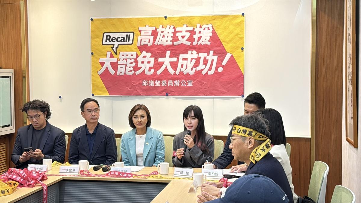 沈伯洋(左一)與多位高雄在地民代聲援「支援大罷免高雄總聯絡處」。   圖：邱議瑩辦公室/提供