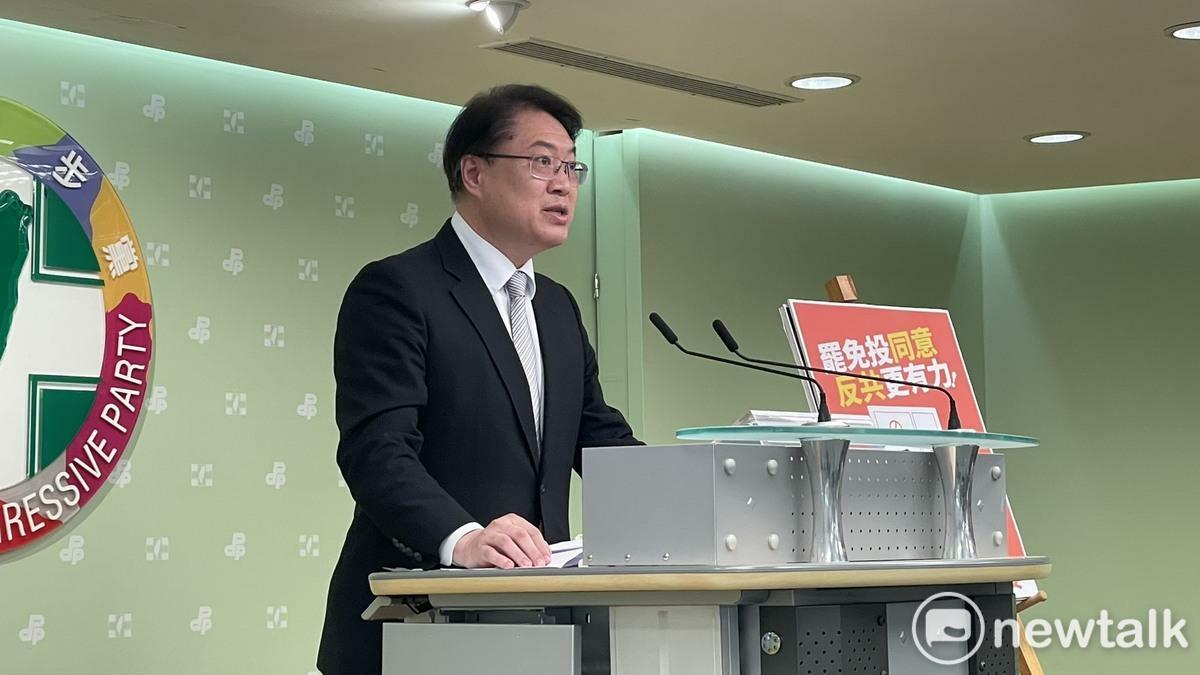 林右昌召開「與公民同行 罷免文宣三箭」記者會。   圖：高逸帆／攝