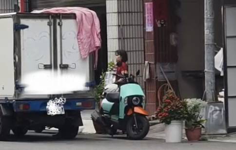 夏天冰塊需求量大，製冰廠每天不停切割、運送冰塊。   圖：民眾提供