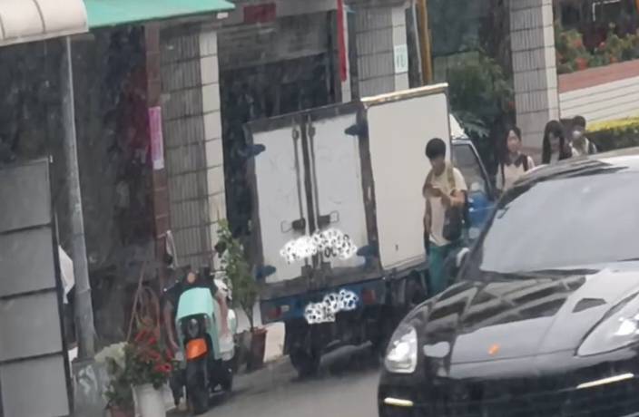 「運冰車」長期停在門前，占用馬路空間，路過的五甲國中學生必須繞過貨車與汽機車爭道。   圖：民眾提供