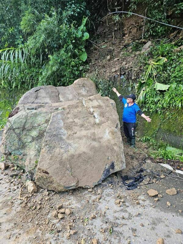 苗栗泰安象鼻村(18)日下午暴雨夾冰雹，多條道路坍方，巨石阻斷交通，村長稱災情比颱風嚴重，已通報搶修。   圖：楊惠福／提供