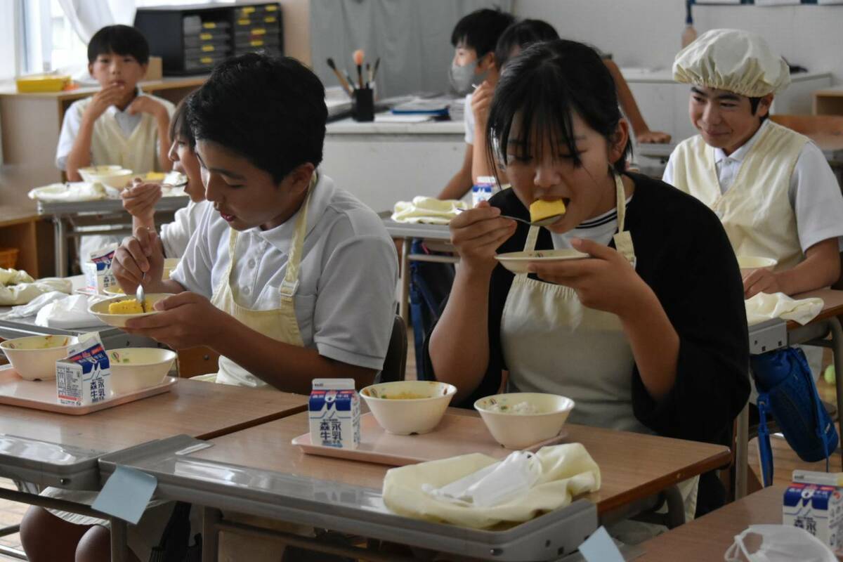 宇土市小朋友大呼台南鳳梨美味。   圖：台南市政府提供