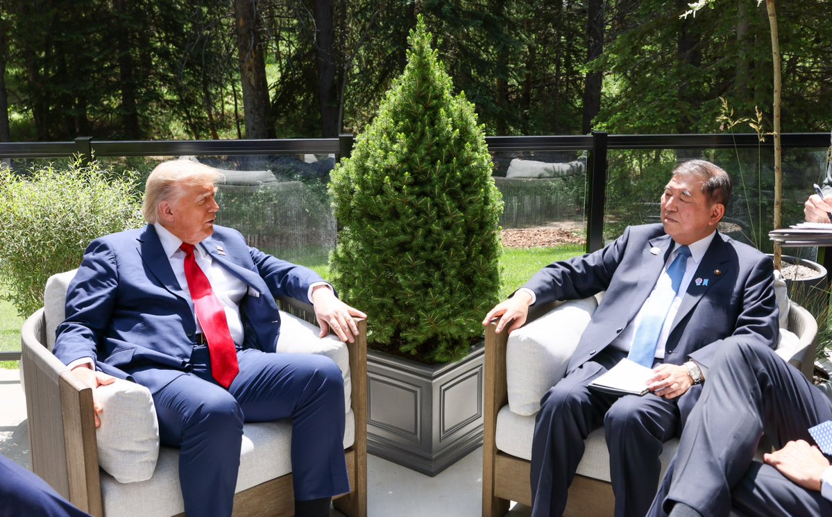  日本首相石破茂（右）在加拿大參加G7高峰會雖然見到美國總統川普（左），　但沒有談成任何具體結果。 圖：翻攝自首相官邸的Ｘ 