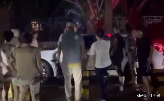 根據目擊者與網傳影片，熊某當時被近十人包圍，現場辱罵聲四起，有人甚至挑釁說「有本事從我身上壓過去」。 圖:翻攝自網易