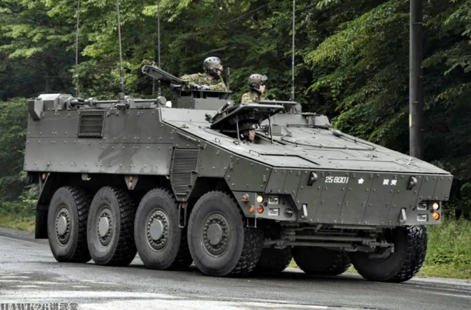 24式120mm自行迫擊砲關閉頂部艙蓋後，與普通裝甲運兵車外形近似。 圖:翻攝自hawk26講武堂
