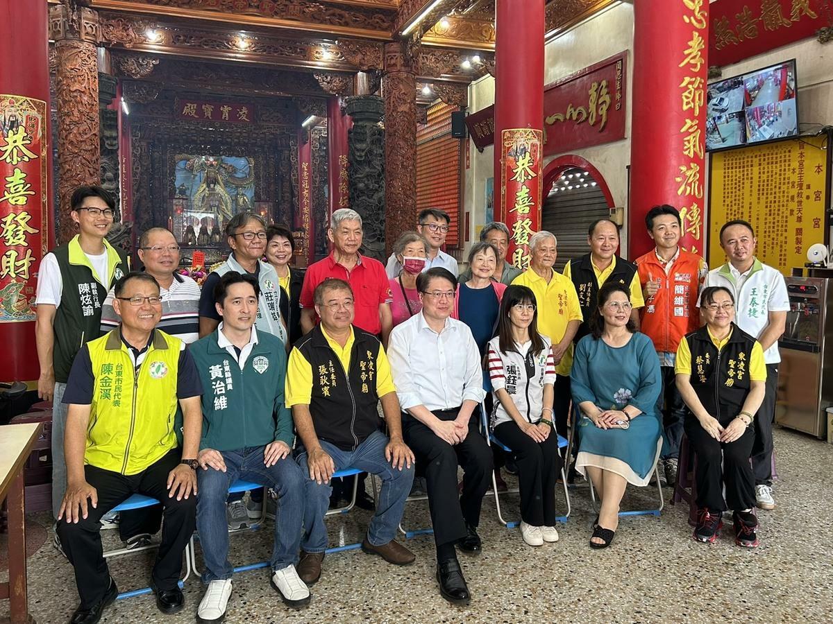 林右昌到台東縣東凌宮參香。   圖：民進黨/提供