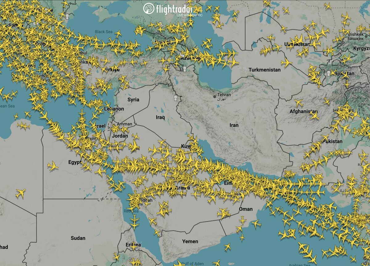  Flightrader24 最新消息指出，隨著以色列及伊朗機場關閉，阿拉伯上空的航班是以往的兩倍。 圖：擷取自 Flightrader24 的 X 