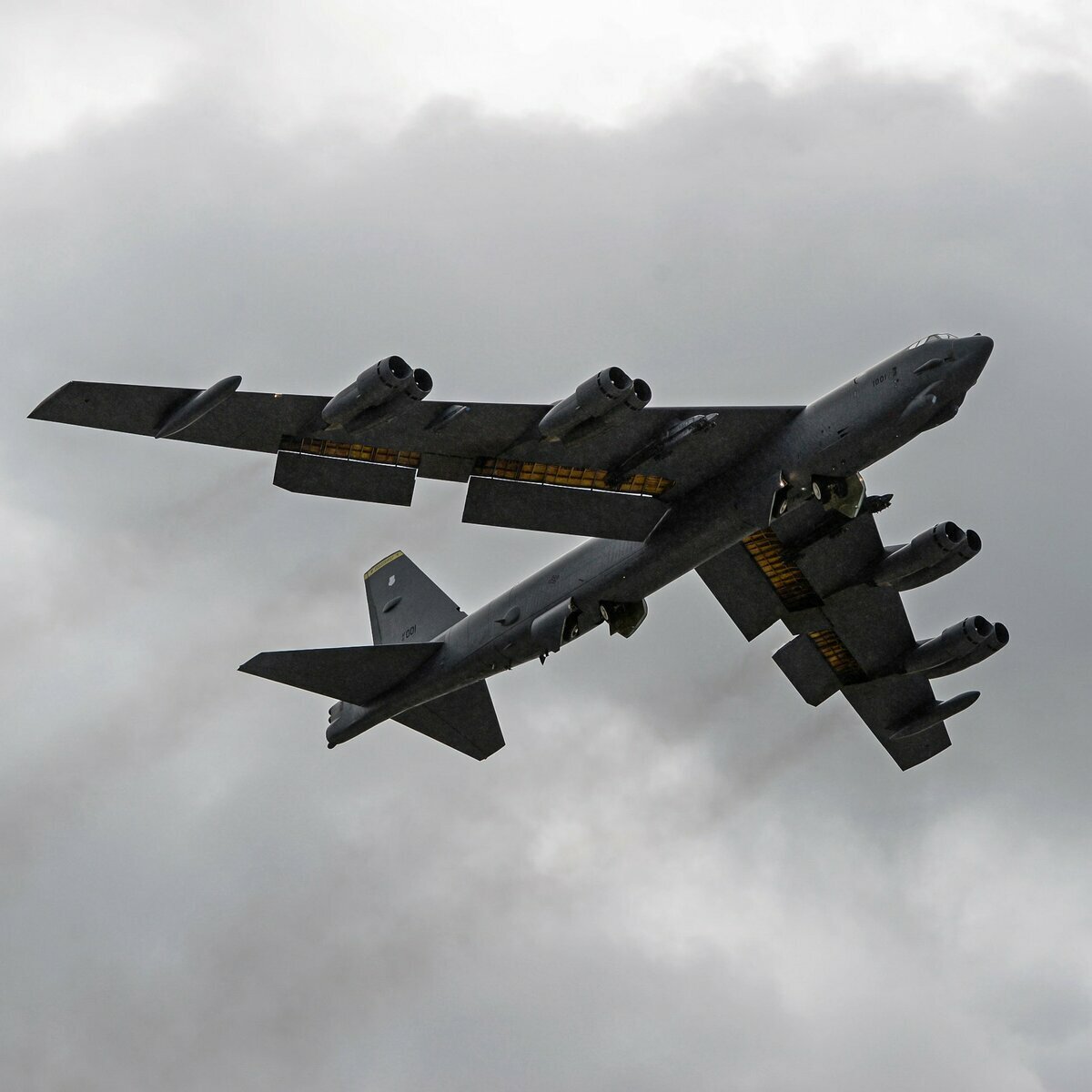 三艘航空母艦目前集結於波斯灣，同時有四架 B-52H 戰略轟炸機部署於印度洋迪戈加西亞基地，並有超過 30 架 KC-135/KC-46 加油機在周邊待命，為以軍戰機延長續航時間。圖為B-52H。 圖:翻攝自X帳號@kadonkey