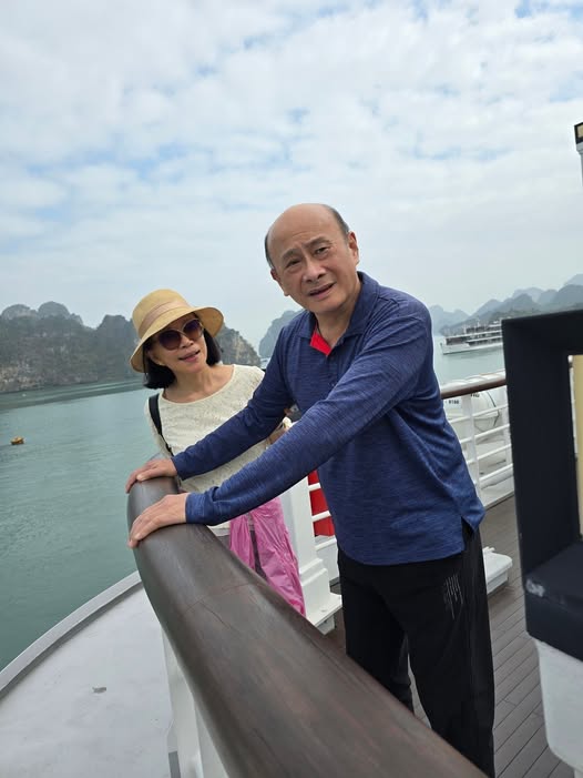 林靜芸表示，林芳郁的病況穩定漸進改善，但因其內向及恐慌症，不出席基金會活動，改在家觀看直播。   圖：翻攝自林靜芸臉書專頁