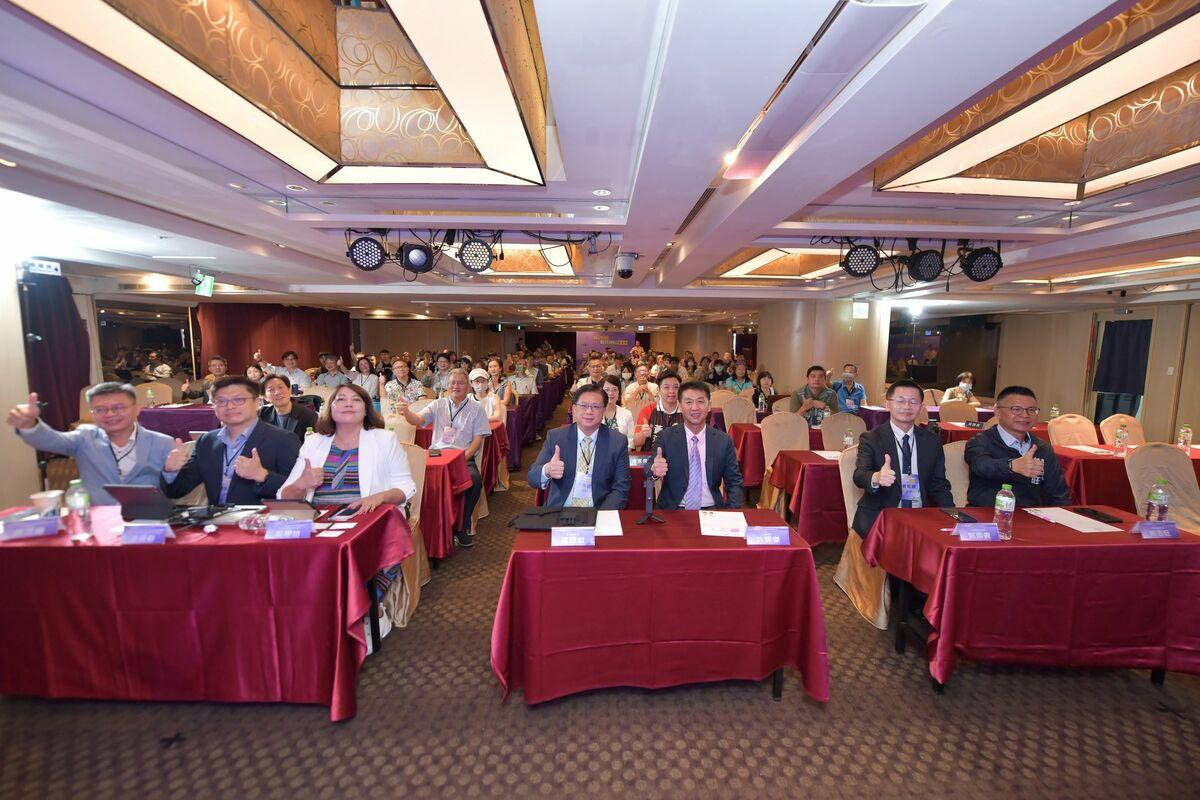 《AI型農．智慧耕耘座談會》吸引百位農友及青年農業代表參與。   圖：許智傑辦公室/提供