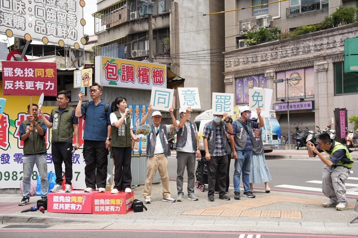 新北市議員山田摩衣及卓冠廷今早10點,邀集罷免葉元之團隊副發言人哈維及罷團志工,前進葉元之服務處正對面路口發起宣講。 圖:卓冠廷 辦公室提供