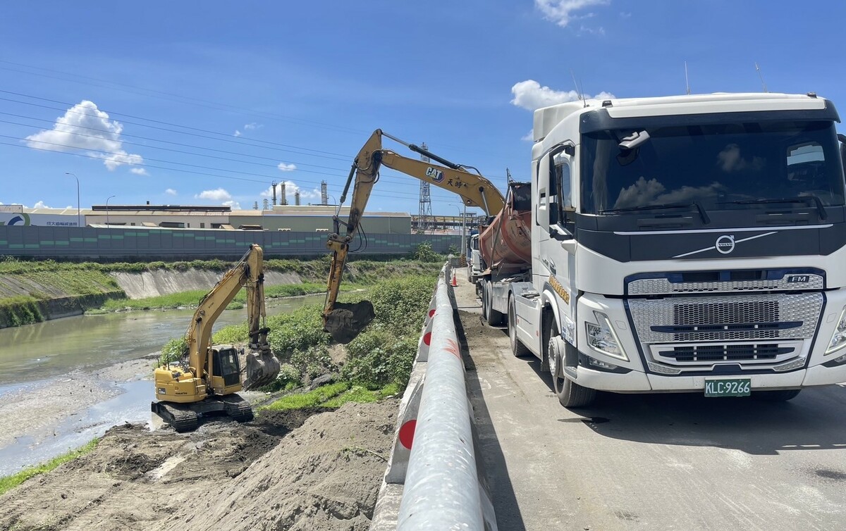 高雄水利局針對區域排水系統進行清疏作業。   圖：高雄市水利局/提供