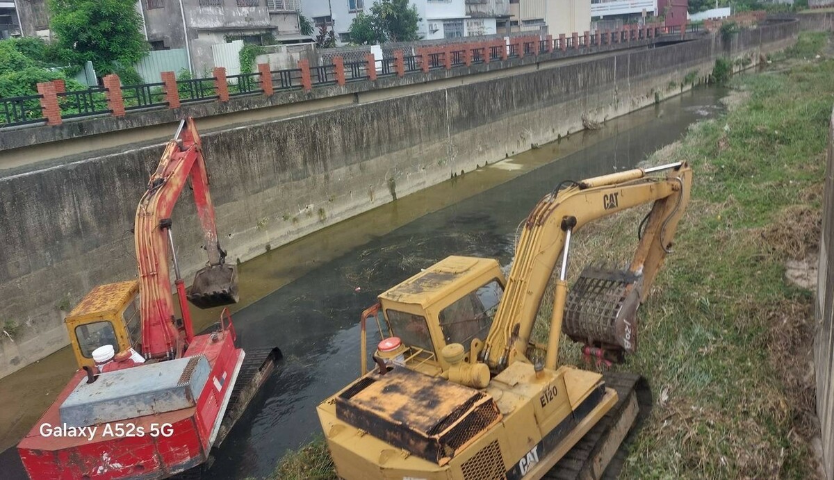 高雄水利局對中小排水系統進行清疏作業。   圖：高雄市水利局/提供