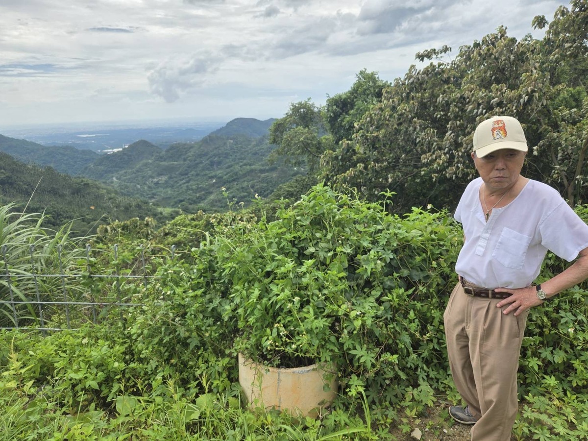 前立委蔡啟芳在阿里山幫陳婉真找一個紀念花園,並要力碑「台灣獨立陳婉真」 圖:陳榮慶提供