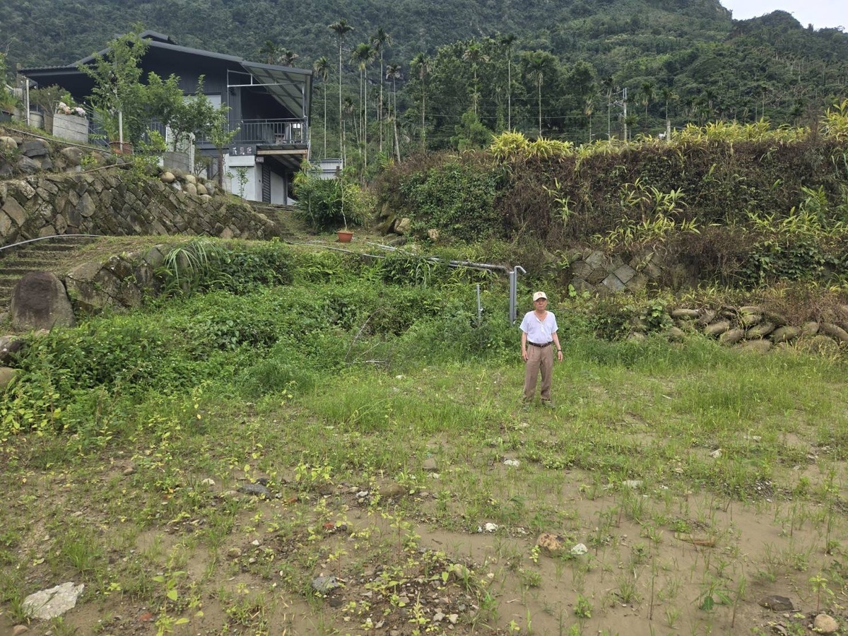 前立委蔡啟芳在阿里山幫陳婉真找一個紀念花園,並要力碑「台灣獨立陳婉真」 圖:陳榮慶提供