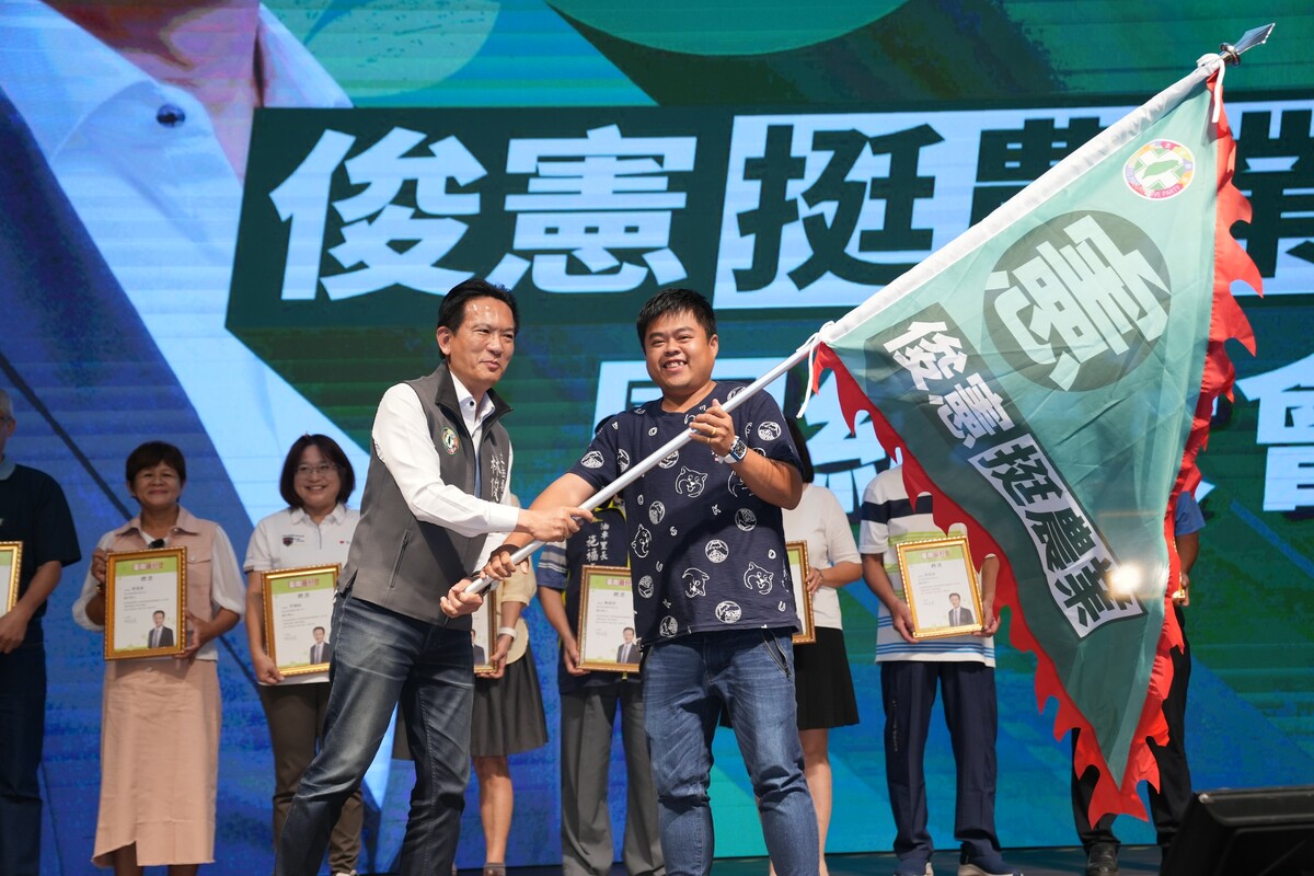 立委林俊憲在永康區盛大舉行「俊憲挺農業團結大會」，包括重要農業產銷單位負責人、各行政區農民代表、支持者以及市議會議長邱莉莉率同黨籍市議員、部分無黨籍議員等，均齊聚現場表達力挺的態度。   圖：林俊憲服務處提供