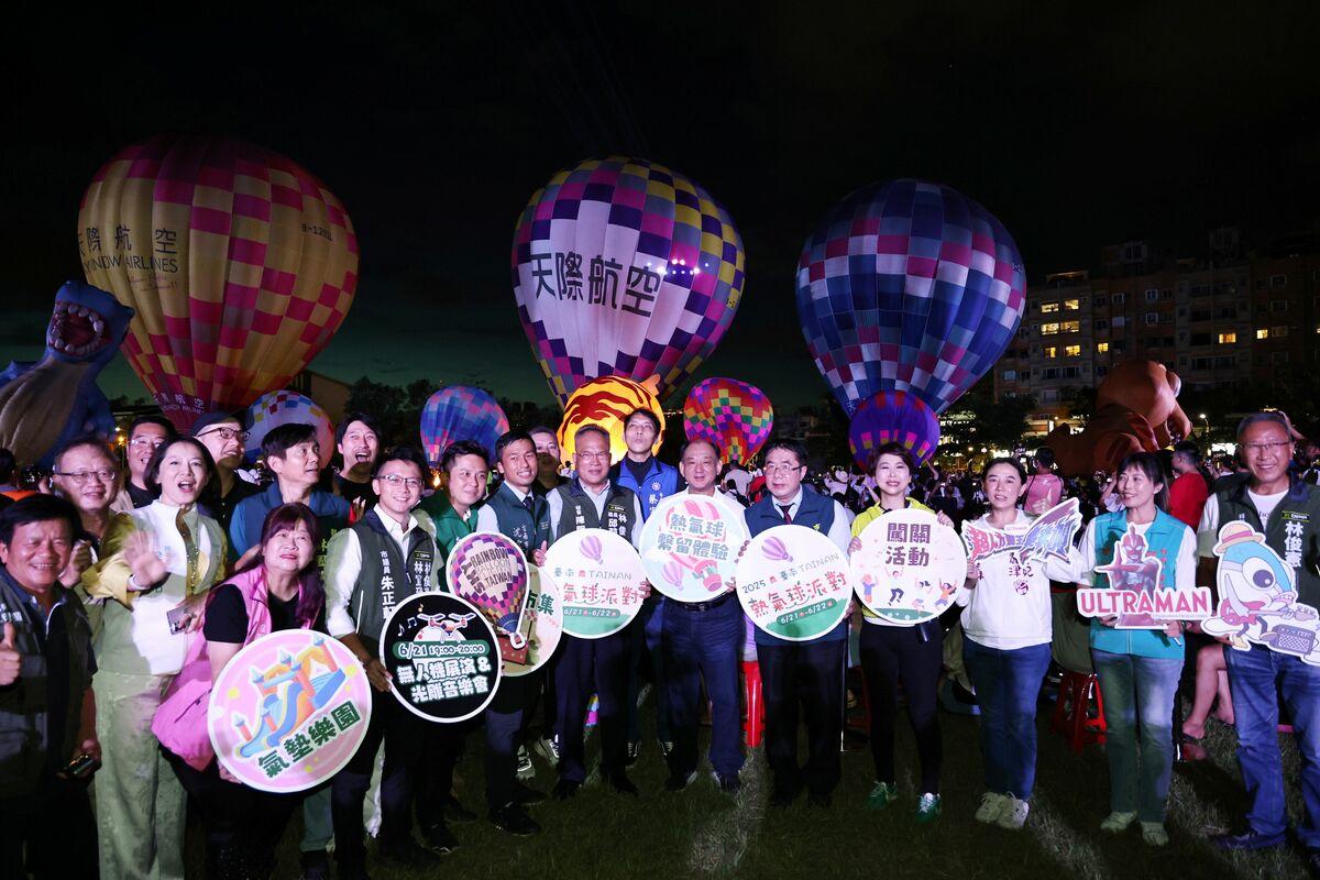 「2025台南熱氣球派對」，今日起一連兩天在永華市政中心西側廣場及西拉雅廣場登場，除了首度於熱鬧市區登場的熱氣球繫留體驗，以及光雕秀及無人機展演外，還有超過70家台南在地旅宿、餐飲與觀光工廠等業者攜手推出專屬優惠。   圖：台南市政府提供