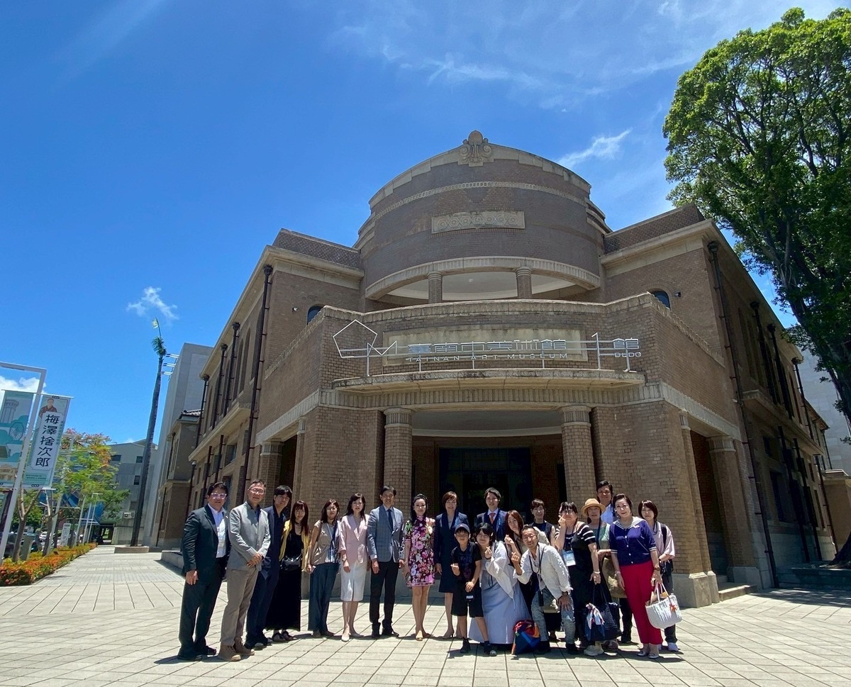 安倍夫人一行上午參訪台南市美術館一館，對於美術館深具歷史意義的建築本身與周邊環境留下深刻印象，更特別觀賞設計南美館一館的建築師「梅澤捨次郎—檔案中的生命軌跡」展覽與其他常設展，充分感受台南希望所傳遞的藝術文化底蘊。   圖：台南市政府提供