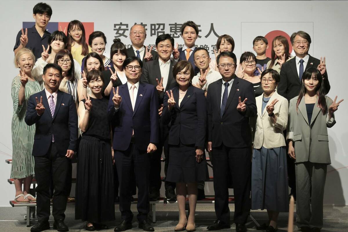 陳其邁(前排左三)以在地特色晚宴接待安倍昭惠(前排中)一行。   圖：高雄市行國處/提供