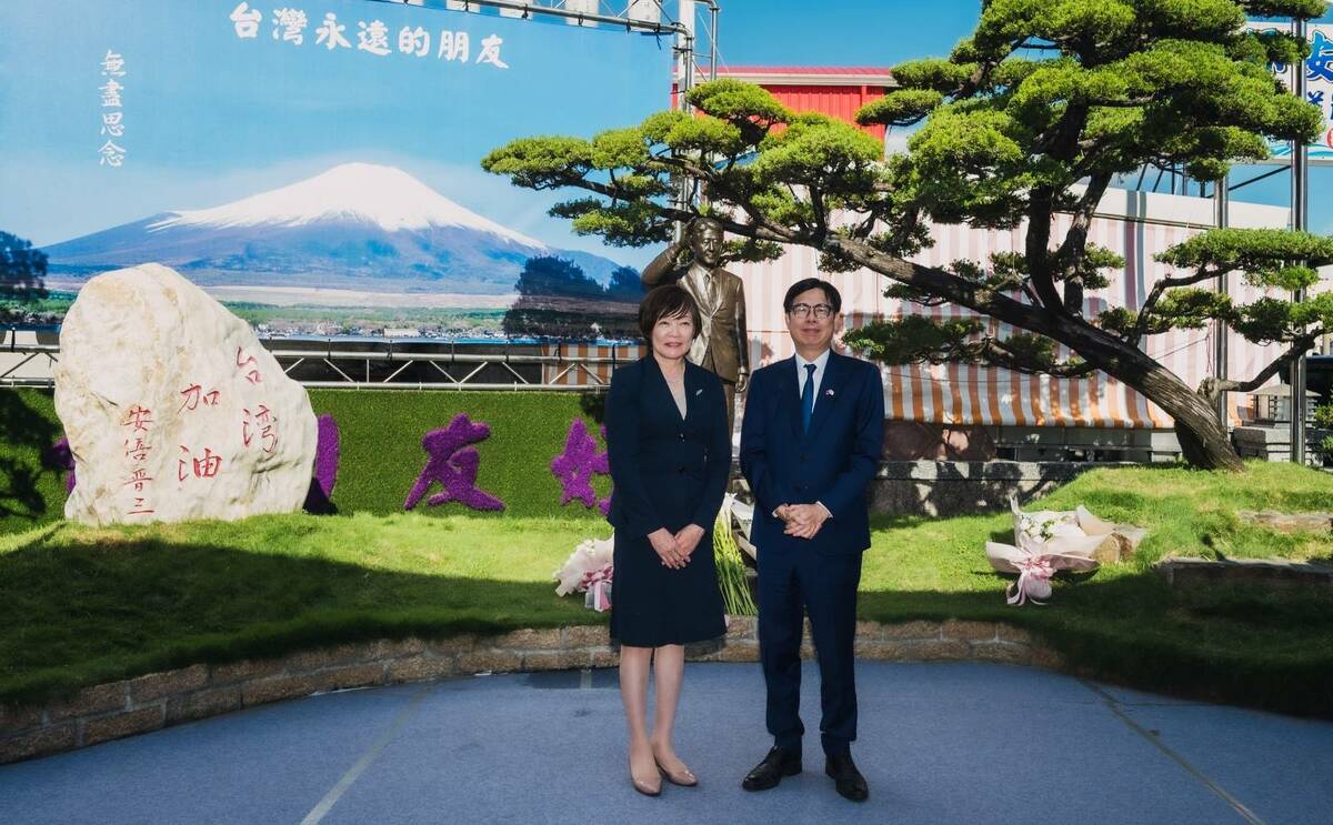 陳其邁(右)陪同安倍昭惠(左)瞻仰安倍晉三銅像。   圖：高雄市行國處/提供