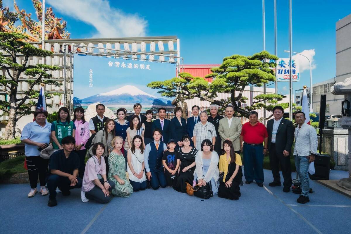 高雄在地人士與安倍昭惠訪團在安倍晉三銅像前合影。   圖：高雄市行國處/提供