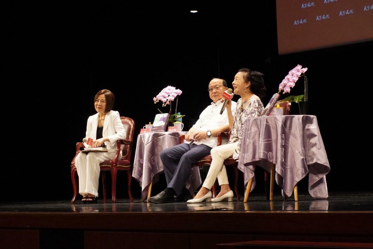 胡志強(中)出席在高雄社教館舉辦的新書座談會。   圖：柯志恩辦公室/提供