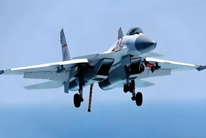  解放軍殲-15戰機。 圖 : 翻攝自包明說 