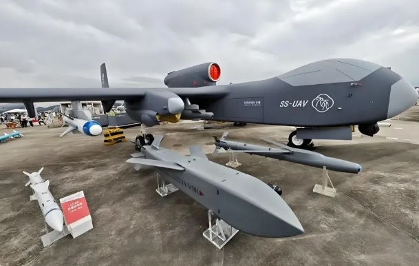 解放軍「九天」無人機航母具備高度的靈活性，可以依照任務需求調整導彈、無人機等武器的配比，選擇最合適的作戰方式。 圖：翻攝自 騰訊網 矚望雲霄 