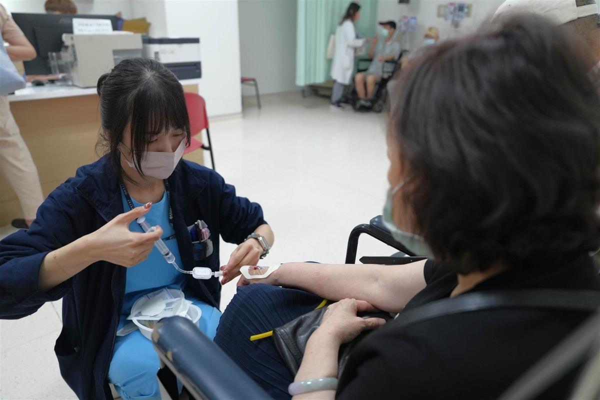 土城醫院今(24)日也為一名76歲女性完成在台已核准藥物「樂意保」的首例施打，為患者選擇了相對穩健的治療路徑。   圖：土城醫院 ／ 提供