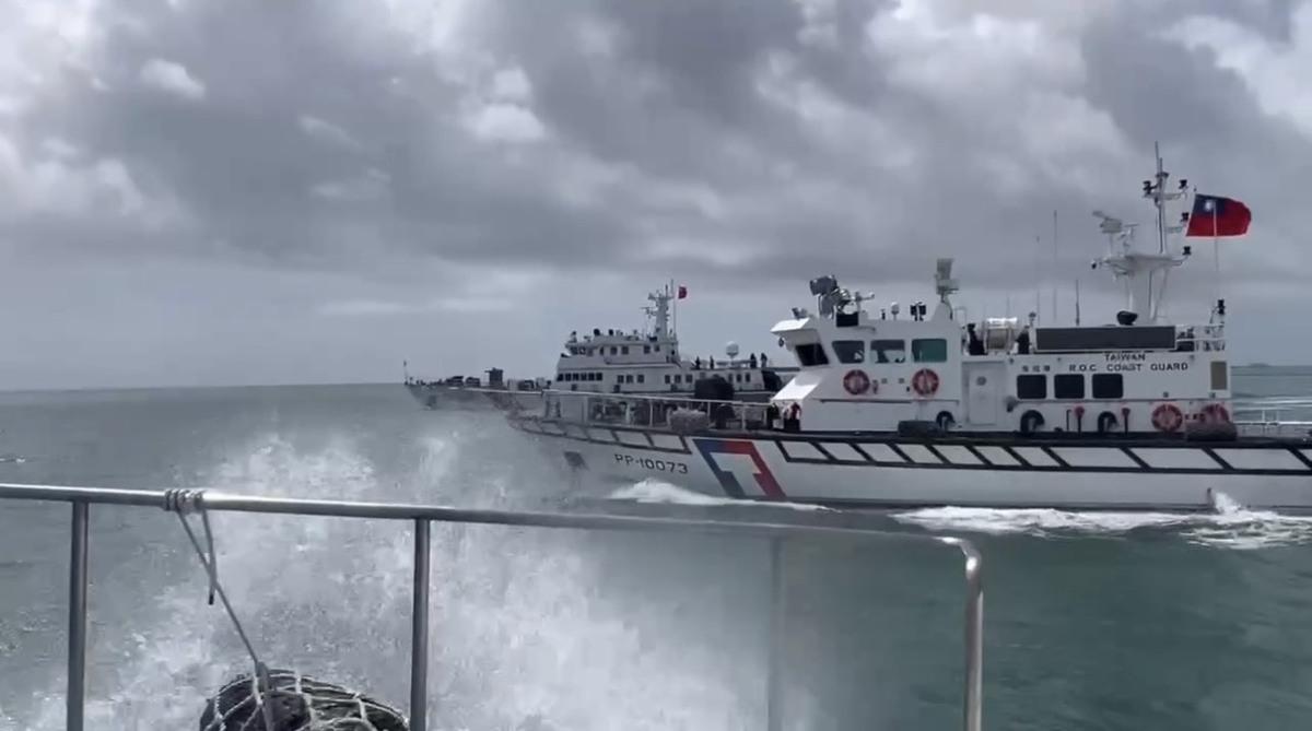 6月20日，中國海警船侵擾金門禁限水域，海巡署派出巡防艇監控。   圖：海巡署提供