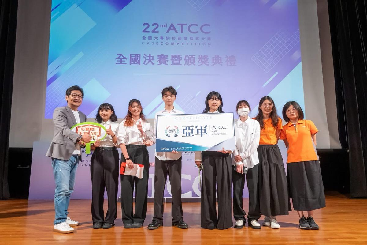-中山醫大、臺師大與銘傳跨校團隊以青銀共好創新方案榮獲ATCC全國亞軍，圖左起邁肯行銷董事長張志浩、學生林子涵、黃寶儀、鍾靖亭、傅郁棠、謝宜軒。   圖：中山醫大/提供