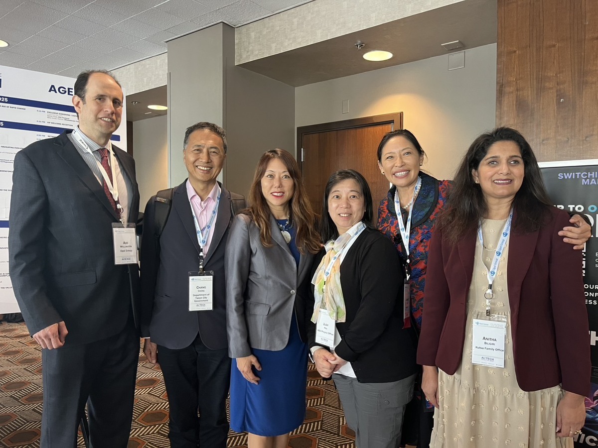 與加州財政廳長(左三)、家族辦公室主席（Family Office Group Chairman，右二）合影。   圖：桃園市政府經發局/提供