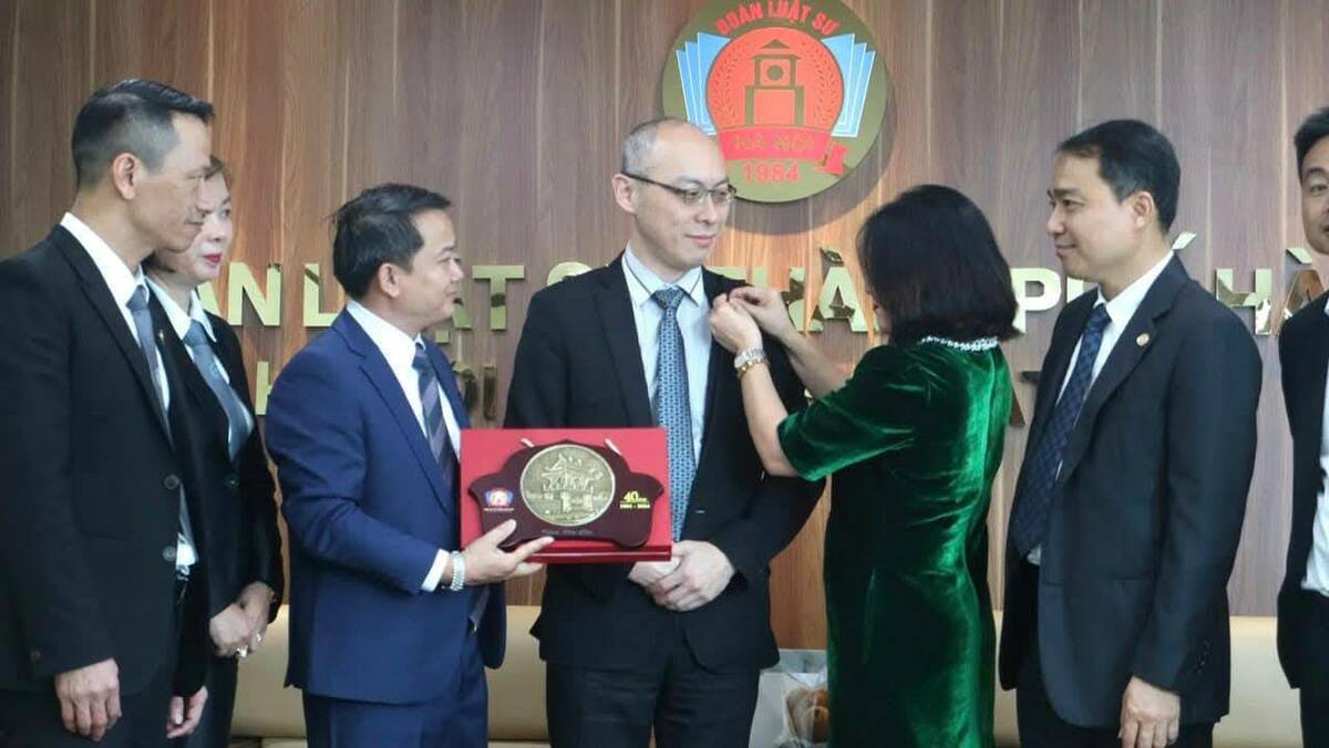 俞伯璋(中)2024年於河內律師公會40周年慶期間，獲頒河內律師會之友徽章。   圖：孫家銘翻攝