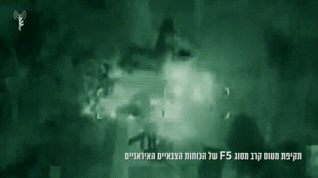 衛星影像顯示，其中兩架 F-5 戰機正在滑行準備升空時即被擊中，機翼掛載的空對空飛彈證明其正準備迎擊以軍戰機。 圖:翻攝自墨甲戰刃