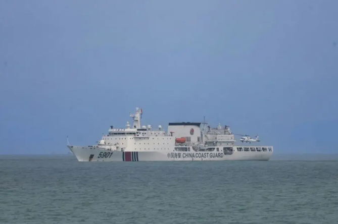 「南沙艦」為目前全球最大海警船之一，全長約 165 公尺，排水量超過 1 萬噸，配有 76 毫米艦炮、30 毫米機砲及重機槍，並設有可供直升機起降的飛行甲板與機庫。 圖:翻攝自零度Military
