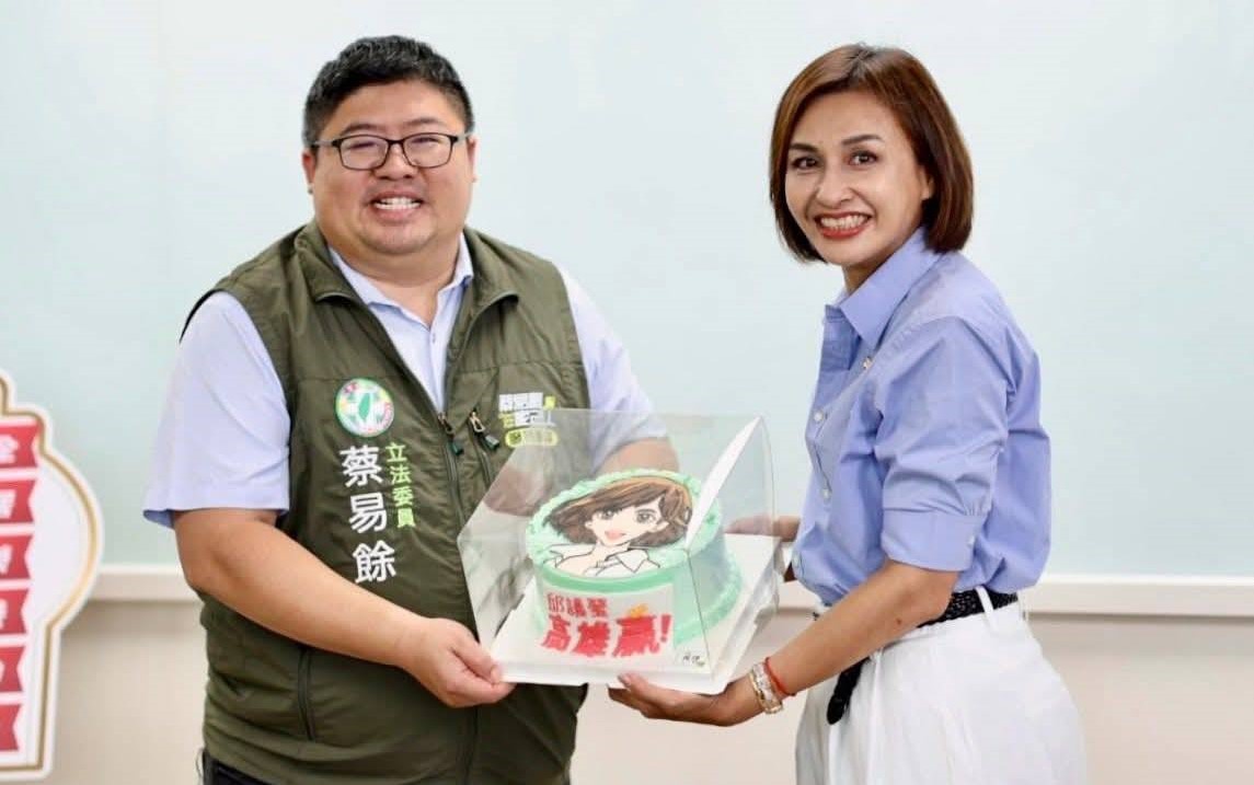 蔡易餘(左)代黃捷贈送「邱議瑩 高雄贏」的翻糖蛋糕給邱議瑩(右)。   圖：取自黃捷臉書